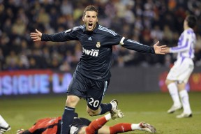 开云下载-魔术封锁爵士，哈登在季后赛抢七接管比赛，当个人英雄主义照亮战术铁幕