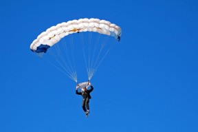 开云APP-F1街道赛之夜，弗拉霍维奇对手完全无解，当赛道成为个人秀场