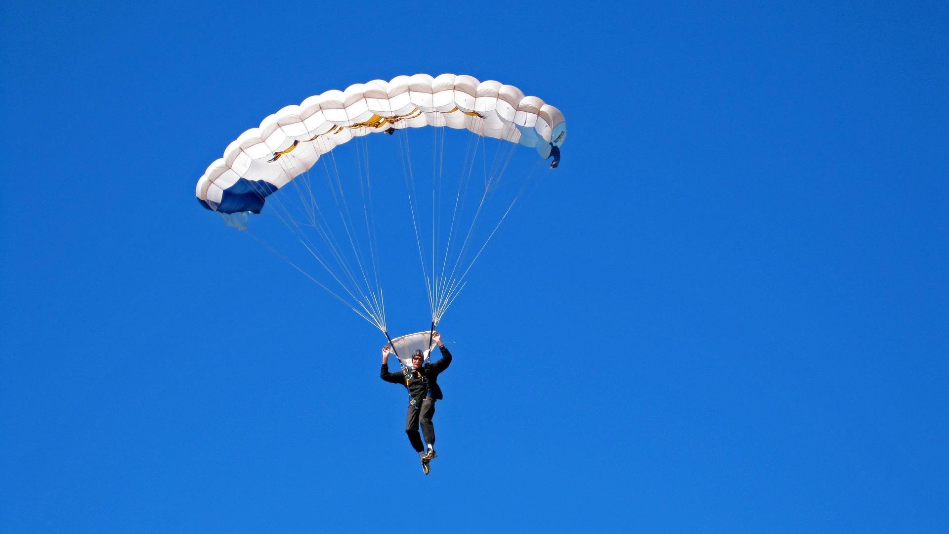 F1街道赛之夜，弗拉霍维奇对手完全无解，当赛道成为个人秀场